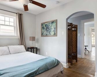 Historic|Twinkling Patio|Great Downtown Location! - Durham - Bedroom