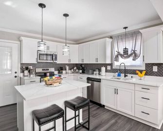 Charming Retreat with Pool Table in Chesterfield! - Chesterfield - Kitchen