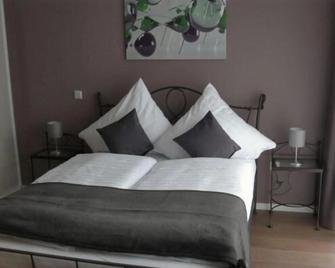 Apado-Hotel garni - Homburg - Schlafzimmer