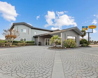 Days Inn & Suites by Wyndham Texas City - Texas City - Building