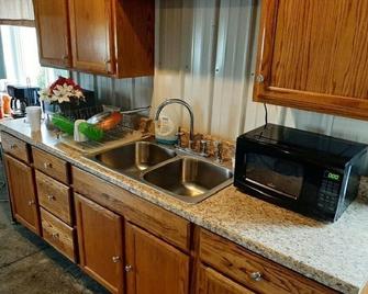 5.8 Miles from Rocky Fork Lake State Park Office, Camp Bunkkhouse Sleeps 20 - Hillsboro - Cocina