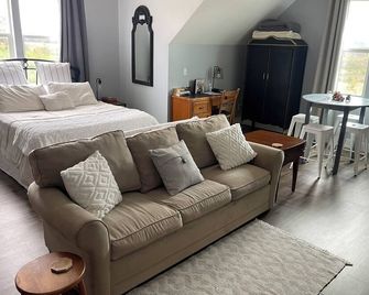 Farmcharm- Cozy, Comfortable, Close - Troy - Wohnzimmer