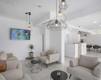 هوتل إنترميزو - باغ - غرفة معيشة