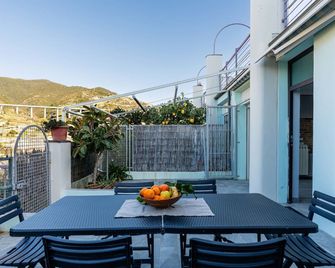 Beautiful apartment for 4 guests with WIFI, TV, terrace, pets allowed and panoramic view - Ospedaletti - Balcon