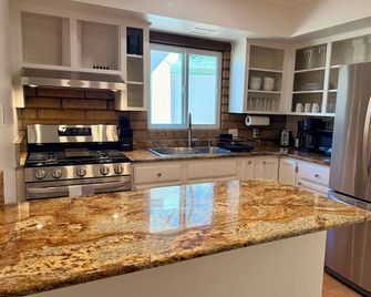 Peaceful Family Friendly home with Fire Pit & Volleyball Court - Patagonia - Cocina