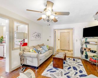 2 BR 2 BA Historic Cottage with free wifi, deck and dogs ok! - Savannah - Living room