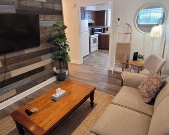 1 Bedroom Apartment / Sofa Bed / Near Airport - Fredericton - Living room