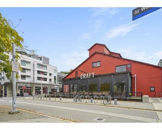 Modern 2 Bedroom Condo With Ac In Olympic Village - Vancouver - Bygning