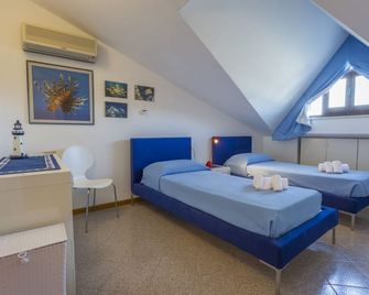 Guesthost - Lignano Sabbiadoro Flat Garage - Lignano Sabbiadoro - Bedroom