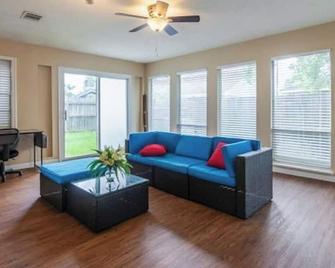 Sweetstaynear sugarland - Sugar Land - Living room