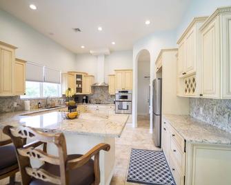 Prodigious 4 Bedroom Villa w/ Pool - Southwest Ranches - Kitchen