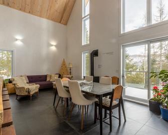 Chalet Scandinave bordure lac -Sauna -Laurentides - Sainte-Lucie-des-Laurentides - Comedor