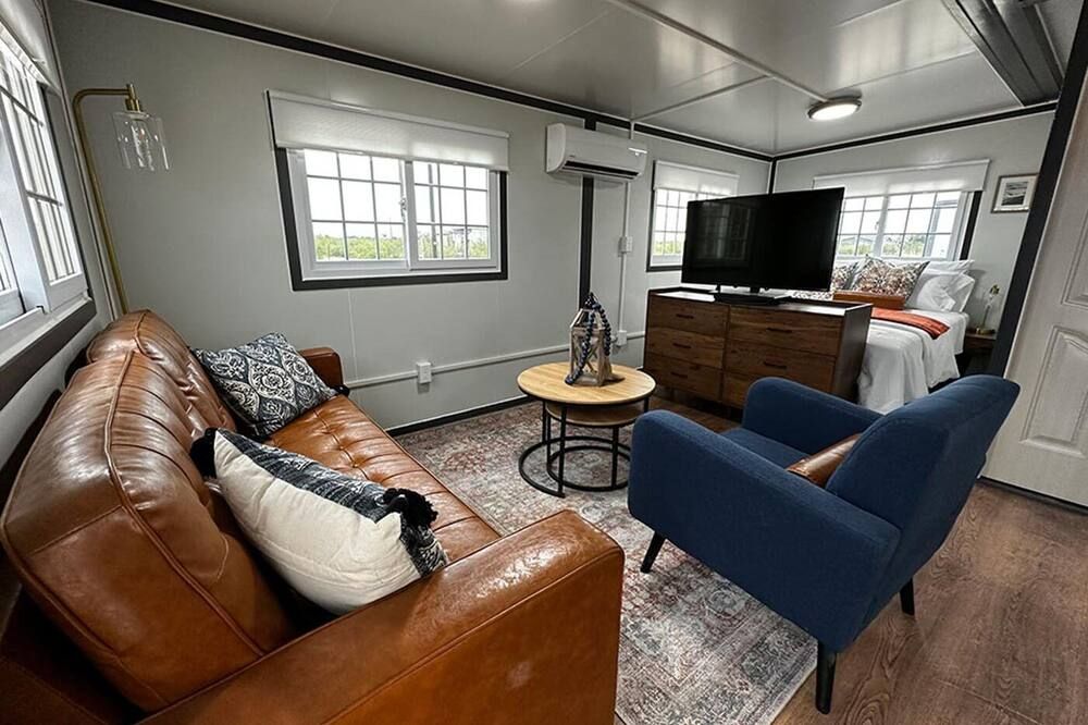 Boxhouse Villages Monahans, Queen Bed - Monahans - Living room