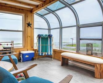 Amazing Beach House on the Coast of The Bay of Fundy equipped with only the best. - Saint Martins - Living room