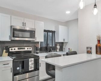 Walk to Stadium, 2 Parking spots, Dog Park, BBQ - Tampa - Kitchen