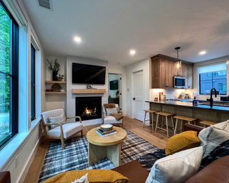 Black Diamond @ Cranmore Mt. | Brand new | Hot Tub - Conway - Living room