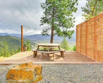 Mtn & River-view Gem w/ Balcony in Bonners Ferry - Bonners Ferry - Binnenhof