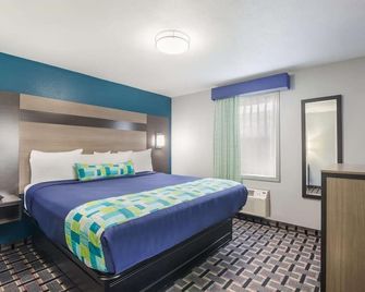 Comfort Meets Affordability in Knights Inn & Suites Salem! Free Breakfast - Salem - Bedroom