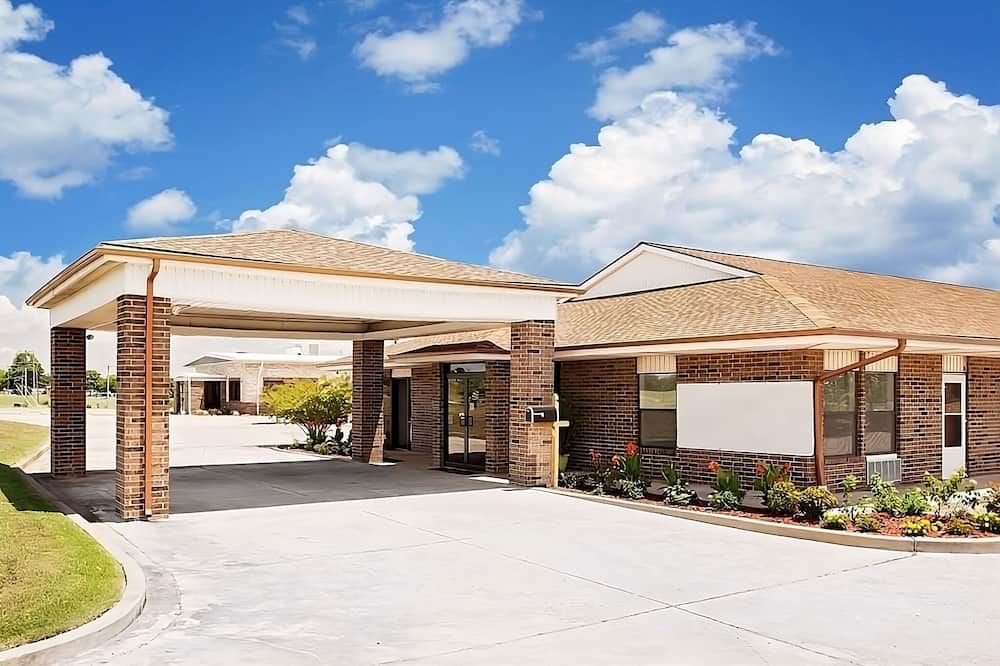 Affordability Meets Comfort in the Knights Inn Muskogee! Free Onsite Parking - Muskogee - Budova
