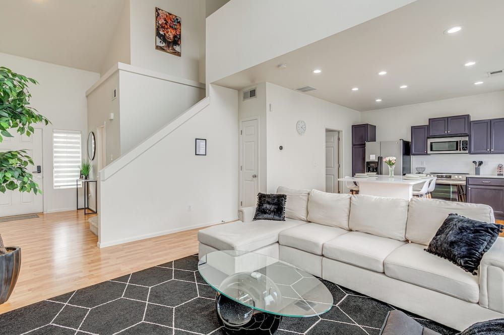 6 مي تو ديا دنفر هوم بي/ ف نسيد يارد آند فاير بيت - أورورا (كولورادو) - غرفة معيشة