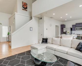 6 Mi to DIA Denver Home with Fenced Yard and Fire Pit - Aurora - Sala de estar