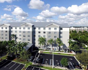 3 Relaxing Units Minutes to Dania Beach. Onsite Parking, Shuttle Service, Pool! - Dania Beach - Gebäude