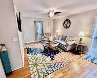 Comfy 2nd Floor Apartment in Quiet Neighborhood 13 Min to Dwntwn - Cincinnati - Sala