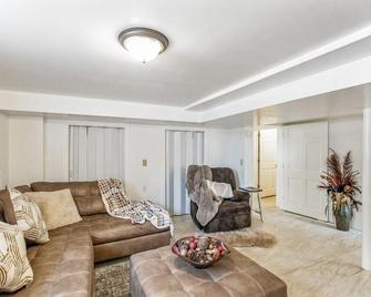 372B) Relaxing home - Silver Spring - Living room