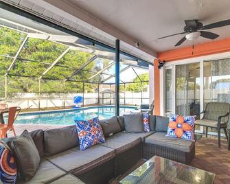 Largo Oasis with Pool and Grill 6 Mi to Beach! - Largo - Living room