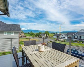 Crown Jewel - Lynden - Balcony