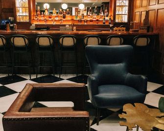 2 Bedroom Suite, 1 King Bed, 1 Queen Bed - Франкфорт