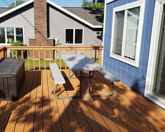 Family Friendly Lake House with Private Beach and Spectacular Sunset Views - Port Austin - Balcón