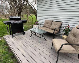 Country Cottage with beautiful views and easy access to Catskills activities. - ساوجرتيس - شرفة مرصوفة