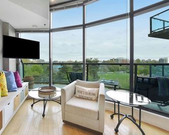 Harbourview Executive Condo by Emr Vacation Rentals - Victoria - Living room