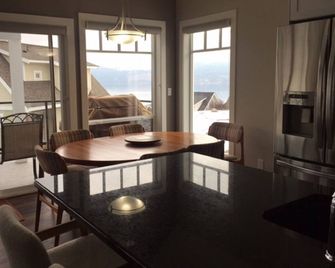 Hill side Cottage With Stunning Views Of Lake Okanagan. - Fintry - Dining room