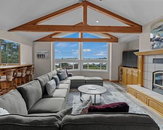 Renovated home w/ breathtaking views of the bay and new hot tub - Bodega Bay - Living room
