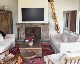 Luxury Secluded Cabin Inside of Teton National Park & close to Yellowstone - Moran - Sala de estar