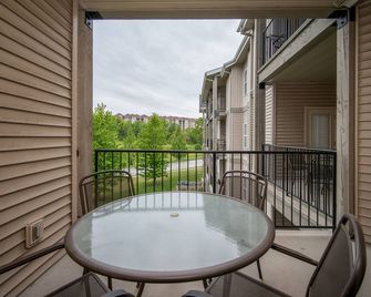 1 King Bedroom Golf Condo - Private, Covered Balcony With Lovely Property View - Branson - Balcony