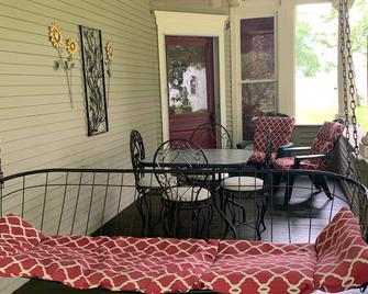 Beautiful Victorian..4 Bedroom.. 20 Min From West Des Moines - Dexter - Patio
