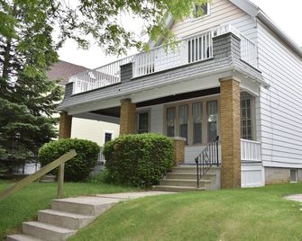 Riverwest Vintage Upper Apartment - Milwaukee - Building