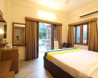 Deluxe AC Room w/ Balcony at Anamitra Guest House #1 - Kolkata - Bedroom