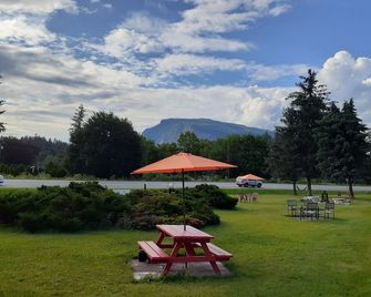 Motel Happy Salmon - Salmon Arm - Patio