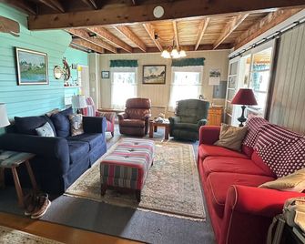 Waterfront cottage with views of 2 lighthouses that's close to Popham Beach - Phippsburg - Living room