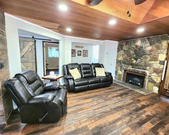 Miners Suite-centrally Located In Shaver Lake - Shaver Lake - Sala de estar