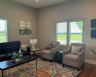 New Listing Charming Country Home Near Grand Park And Downtown Zionsville - Zionsville - Living room