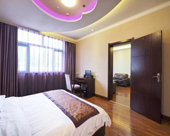 Super 8 by Wyndham Baoji Railway Station - Baoji - Slaapkamer