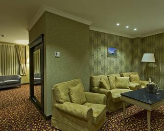 Colosseum Marina Hotel - Batumi - Living room