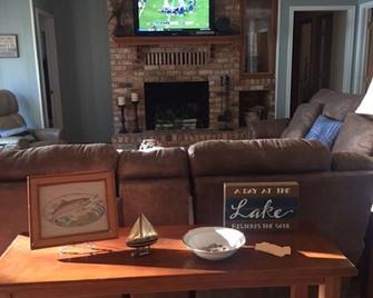 Take a Lake-ation at Casa Reel - Corsicana - Living room