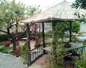 B & B Magna Grecia - villa with 2 bedrooms, 2 bathrooms, living room with 2 steps from the sea - Crotone - Innenhof