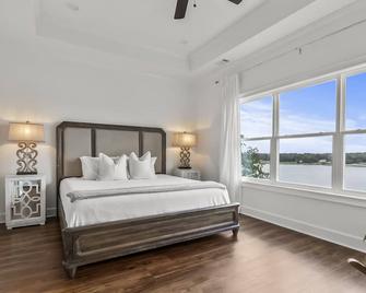 High Cliff Hideaway Tranquil Waterfront Lake Tuscaloosa Home - 20 minutes to UA - Northport - Bedroom